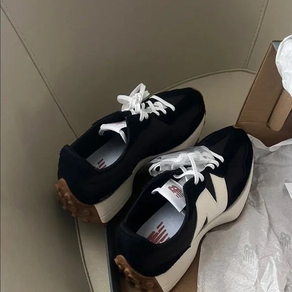 NWT in box (New Balance)
Women's 327 Casual Sneakers from Finish Line, size 9 - Picture 13 of 14